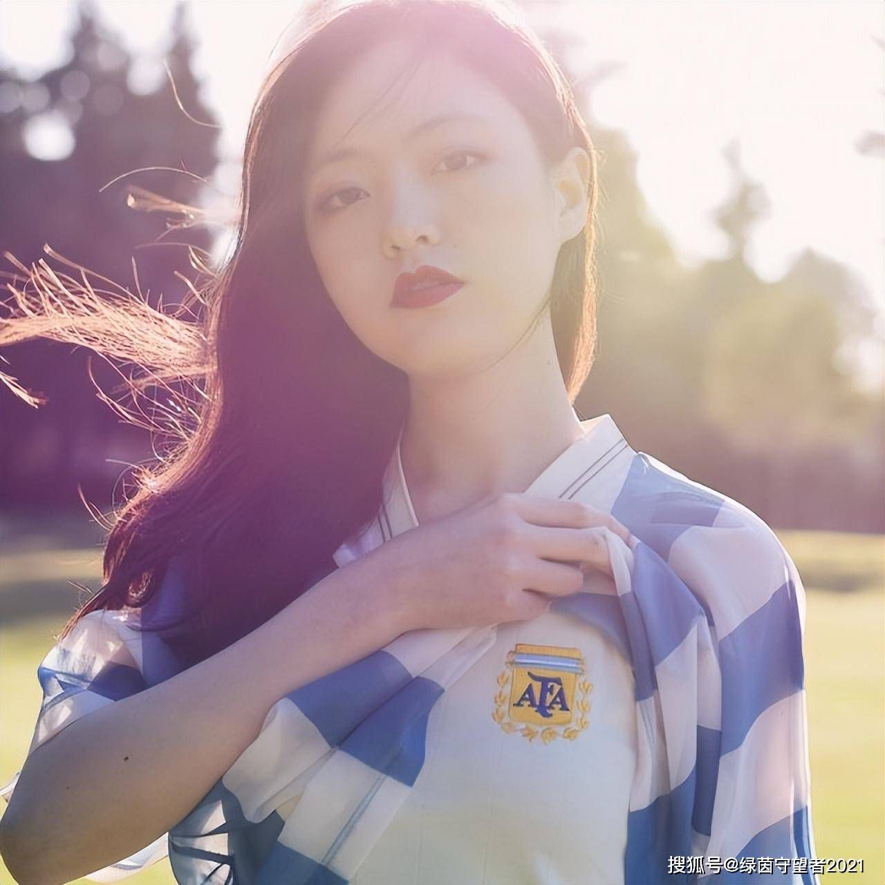 主人公（由约翰;大卫;华盛顿饰演的特工）与女科学家的对话揭示了;时空逆转的玄机，随后剧院爆发的一场全副武装激斗也预示了围绕这一时空绝密将会有惊天危机降临